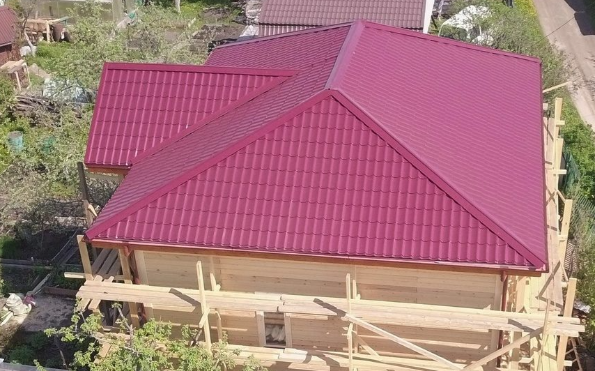 Строительство дома с крышей из металлочерепицы